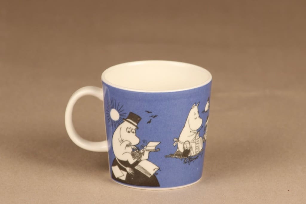 Arabia Muumi muumimuki, tummansininen, suunnittelija Tove Jansson/Tove Slotte-Elevant, muumipappa, pulloposti kuva 3