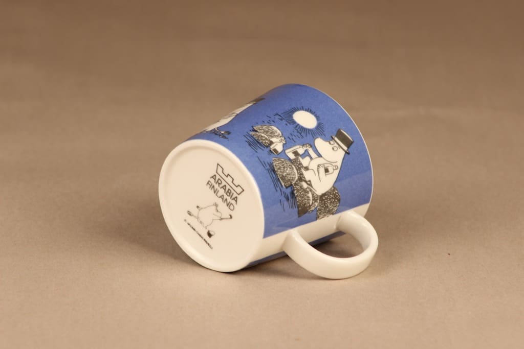 Arabia Muumi muumimuki, tummansininen, suunnittelija Tove Jansson/Tove Slotte-Elevant, muumipappa, pulloposti kuva 4