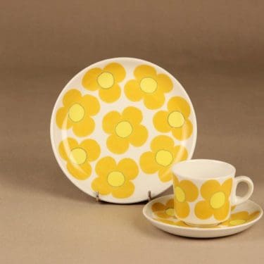 Arabia Aurinko kahvikuppi ja lautaset(2), keltainen, suunnittelija Esteri Tomula, kukka, serikuva