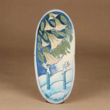 Arabia HLS seinätaulu, Alla enkelipasuunan, suunnittelija Heljä Liukko-Sundström, Alla enkelipasuunan, serikuva, kukka, enkeli