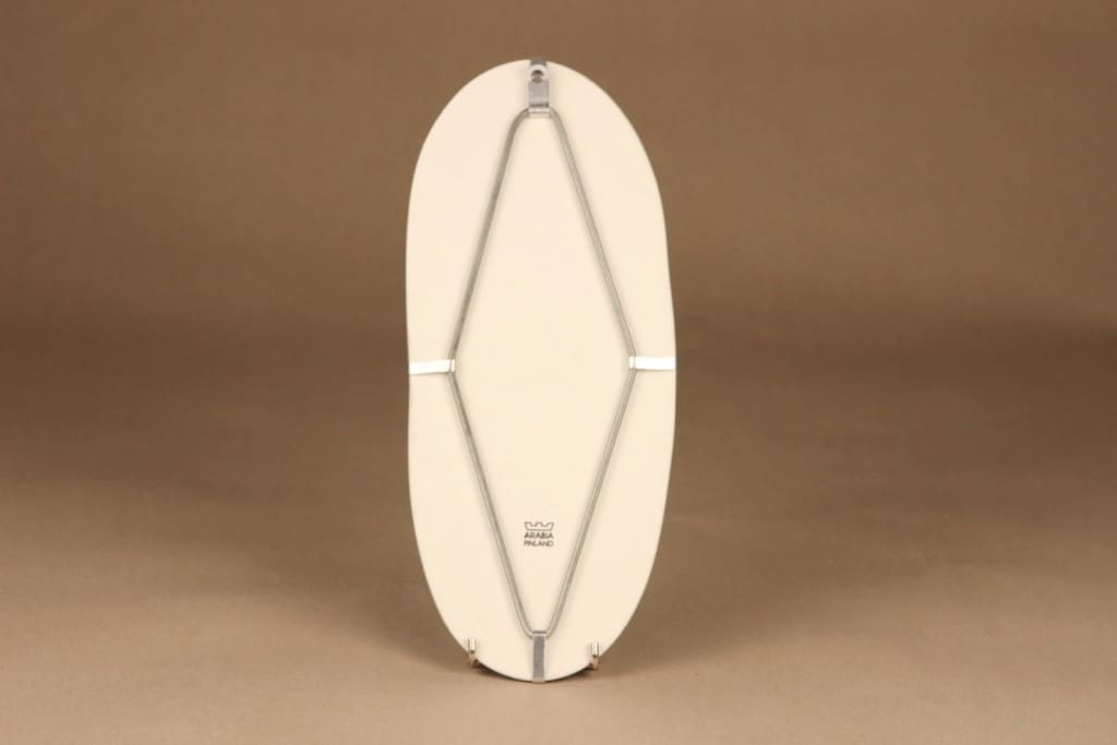 Arabia HLS seinätaulu, Alla enkelipasuunan, suunnittelija Heljä Liukko-Sundström, Alla enkelipasuunan, serikuva, kukka, enkeli kuva 2