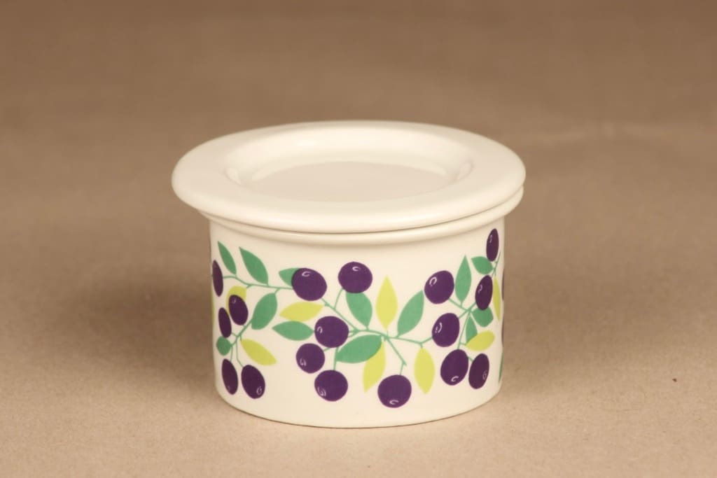 Arabia Pomona mustikka purnukka, kannellinen, suunnittelija Raija Uosikkinen, kannellinen, serikuva, marja, retro