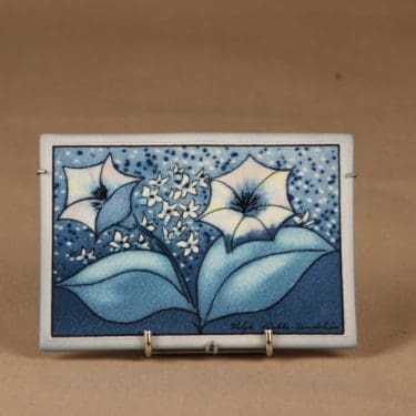 Arabia HLS seinälaatta, Onnelliset, suunnittelija Heljä Liukko-Sundström, Onnelliset, kukka, serikuva