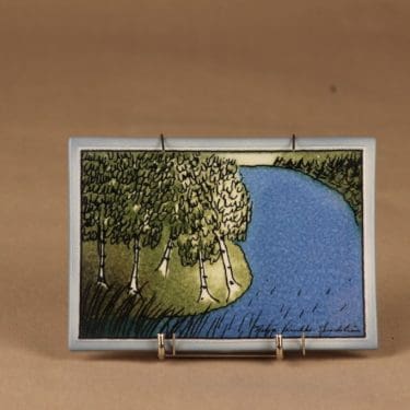 Arabia HLS seinälaatta, Käki kukkuu siel, suunnittelija Heljä Liukko-Sundström, Käki kukkuu siel, kukka, serikuva