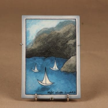 Arabia HLS seinälaatta, Mielenrauhaa, suunnittelija Heljä Liukko-Sundström, Mielenrauhaa, purjevene, meri