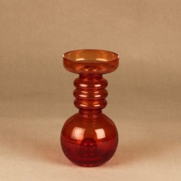 Riihimäen lasi Kielo kääntömaljakko, punainen, suunnittelija Tamara Aladin, kynttilänjalka