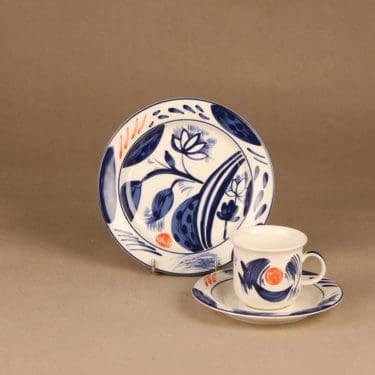 Arabia Arctica Nova kahvikuppi ja lautaset(2), sininen, punainen, suunnittelija Dorrit von Fieandt, serikuva