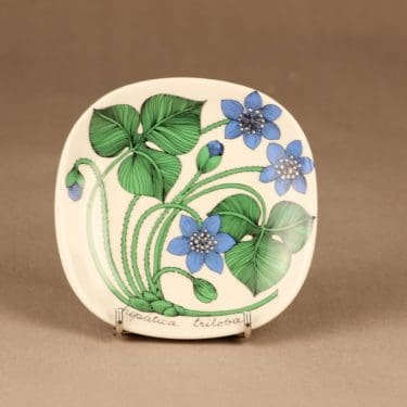 Arabia Botanica koristelautanen, Sinivuokko, suunnittelija Esteri Tomula, Sinivuokko, kukka, hepatica triloba