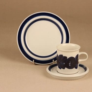 Arabia Anemone kahvikuppi ja lautaset, käsinmaalattu, suunnittelija Ulla Procope, käsinmaalattu