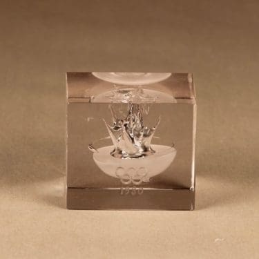 Nuutajärvi Olympia-kuutio, tilaustyö, suunnittelija Oiva Toikka, tilaustyö, signeerattu