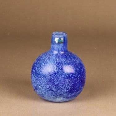 Nuutajärvi Tunturissa koristepullo, sininen, suunnittelija Oiva Toikka, signeerattu