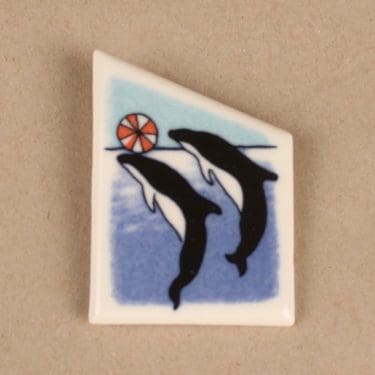 Arabia HLS rintakoru, tilaustyö SPR, suunnittelija Heljä Liukko-Sundström, tilaustyö SPR, tilaustyö