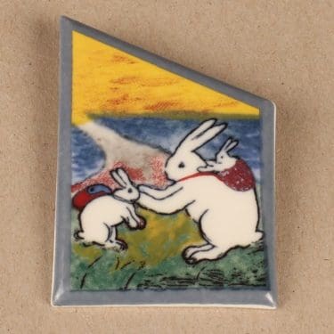 Arabia HLS rintakoru, Retkellä, suunnittelija Heljä Liukko-Sundström, Retkellä