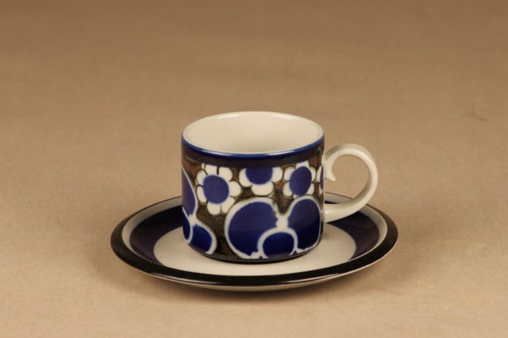 Arabia Saara teekuppi, sininen, ruskea, suunnittelija Anja Jaatinen-Winquist, erikoiskoriste