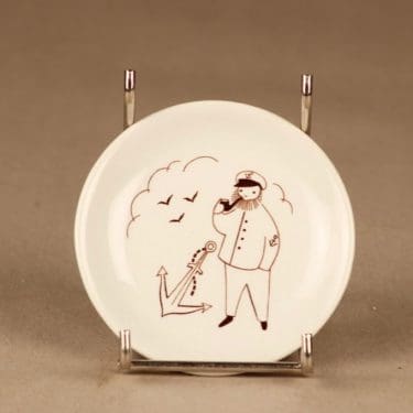 Arabia Harraste wall plate Captain designer Raija Uosikkinen