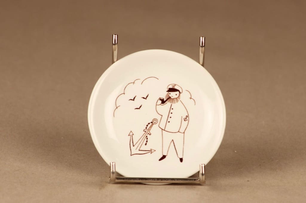 Arabia Harraste seinälautanen, Merikapteeni, suunnittelija Raija Uosikkinen, Merikapteeni, kuparipainokoriste