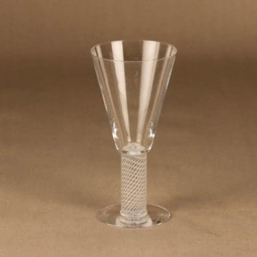 Nuutajärvi Filigraani punaviinilasi, kirkas, valkoinen, suunnittelija Heikki Orvola, signeerattu