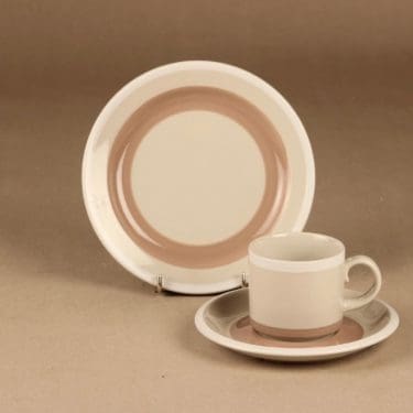 Arabia Tupa kahvikuppi ja lautaset(2), suunnittelija Anja Jaatinen-Winquist,