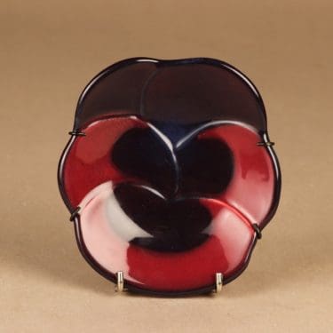 Arabia Violetta seinälautanen, suunnittelija Birger Kaipiainen, kukka