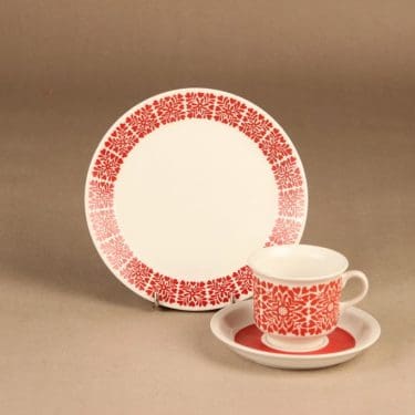 Arabia Tytti kahvikuppi ja lautaset(2), punainen, suunnittelija Raija Uosikkinen,