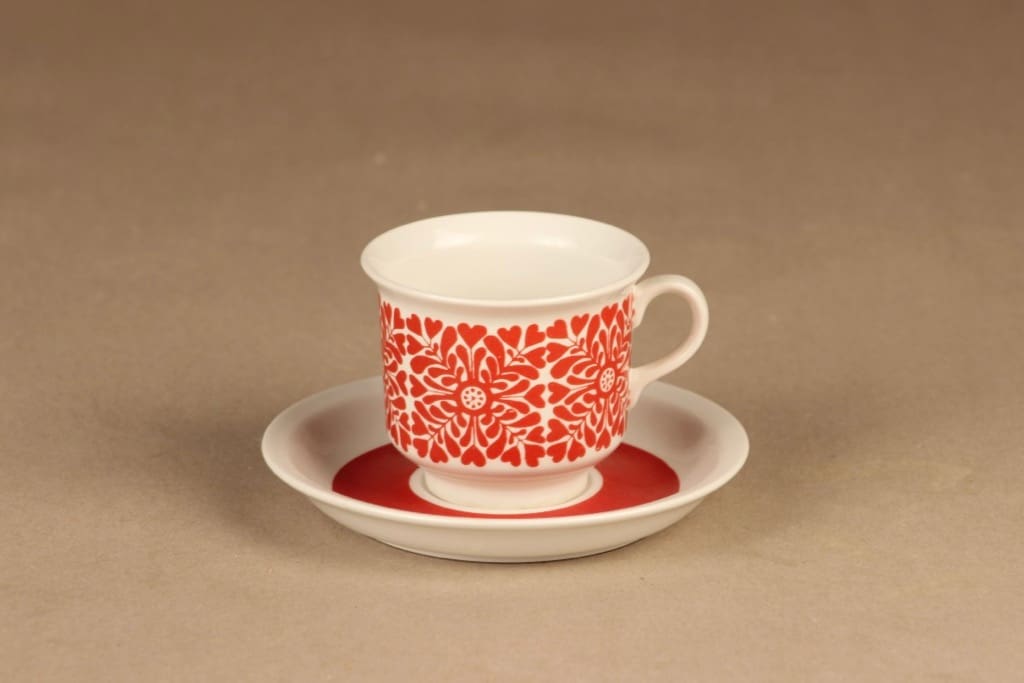 Arabia Tytti kahvikuppi ja lautaset(2), punainen, suunnittelija Raija Uosikkinen, kuva 2