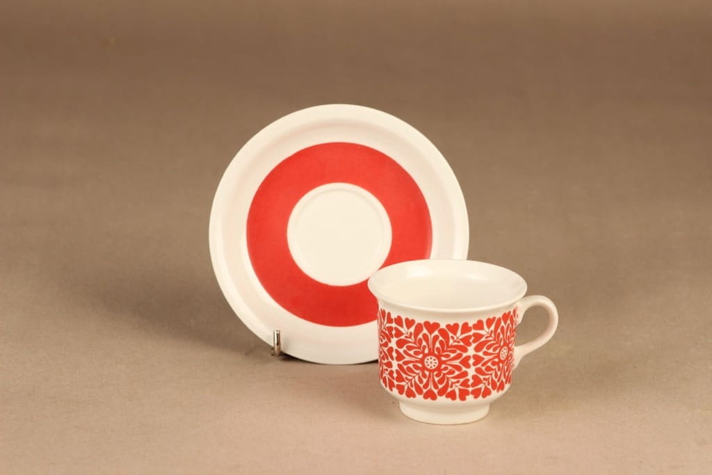 Arabia Tytti kahvikuppi ja lautaset(2), punainen, suunnittelija Raija Uosikkinen, kuva 3