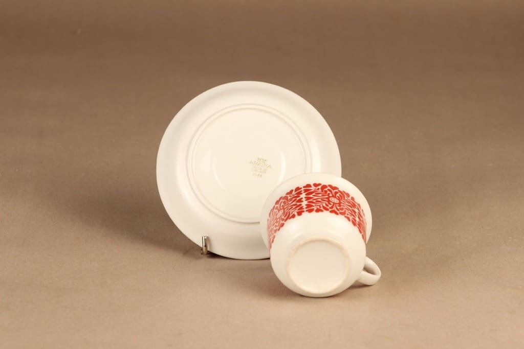 Arabia Tytti kahvikuppi ja lautaset(2), punainen, suunnittelija Raija Uosikkinen, kuva 4