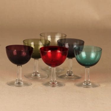 Nuutajärvi 1125 liköörilasi, eri värejä, 6 kpl, suunnittelija Saara Hopea,