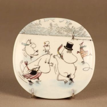 Arabia Muumi seinälautanen, Muumit liukkaalla jäällä, suunnittelija Tove Slotte-Elevant, Muumit liukkaalla jäällä, Muumipeikko