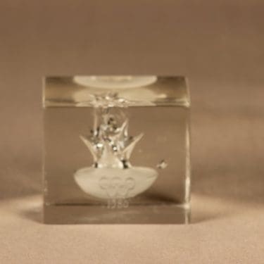 Nuutajärvi Olympiakuutio, tilaustyö, suunnittelija Oiva Toikka, tilaustyö, signeerattu