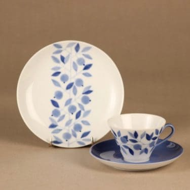 Arabia Myrtilla kahvikuppi ja lautaset (2), painettu ja käsinmaalattu, suunnittelija Esteri Tomula, painettu ja käsinmaalattu, lehti