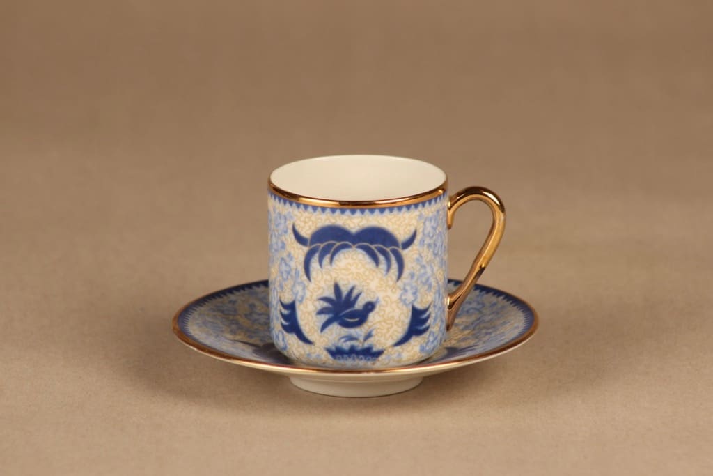 Arabia She-Foo mokkakuppi, suunnittelija Greta-Lisa Jäderholm-Snellman, kuparipainokoriste