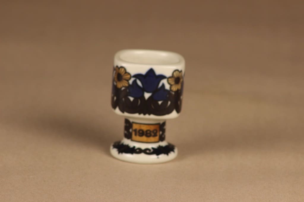 Arabia Kalevala munakuppi, 1982, suunnittelija Raija Uosikkinen, 1982, vuosimunakuppi