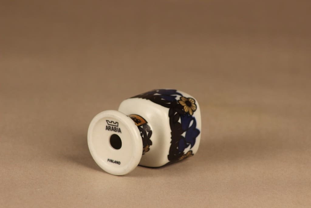 Arabia Kalevala munakuppi, 1982, suunnittelija Raija Uosikkinen, 1982, vuosimunakuppi kuva 2