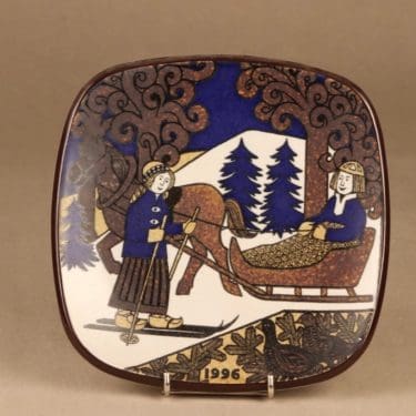 Arabia vuosilautanen Kalevala 1996 suunnittelija Raija Uosikkinen