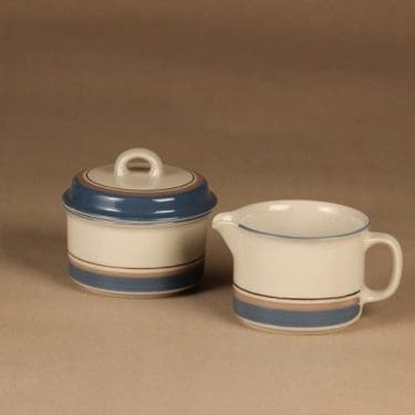 Arabia Uhtua sokerikko ja kermakko, Sokerikon korkeus 5.5-9.2 cm, kermakon 6.7 cm, suunnittelija Inkeri Leivo, Sokerikon korkeus 5.5-9.2 cm, kermakon 6.7 cm, raitakoriste