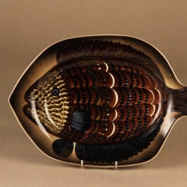 Arabia GOG koristelautanen, käsinmaalattu, suunnittelija Gunvor Olin-Grönqvist, käsinmaalattu, signeerattu, kala