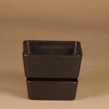 Arabia LB kukkaruukku, ruskea, suunnittelija Richard Lindh, Leima kulunut pois pohjasta, tyypillistä tälle tuotteelle.