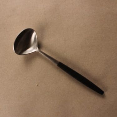 Hackman   sokerilusikka, musta, kirkas, suunnittelija Bertel Gardberg, Alkuperäistä tuotantoa