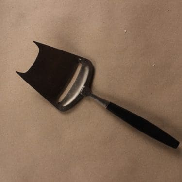 Hackman Lion juustöhöylä, musta, kirkas, suunnittelija Bertel Gardberg, Alkuperäistä tuotantoa