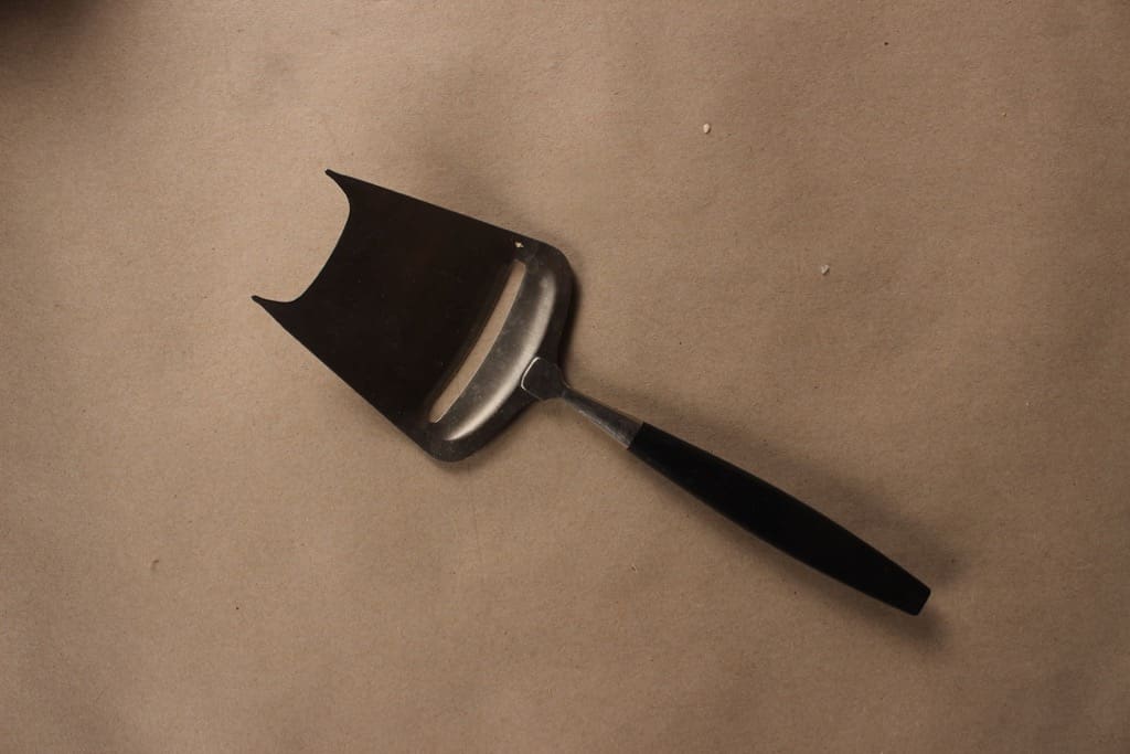 Hackman Lion juustöhöylä, musta, kirkas, suunnittelija Bertel Gardberg, Alkuperäistä tuotantoa