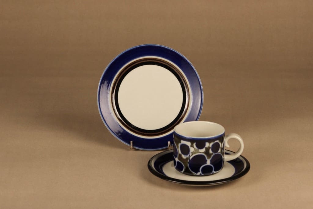 Arabia Saara teekuppi, sininen, ruskea, suunnittelija Anja Jaatinen-Winquist, erikoiskoriste