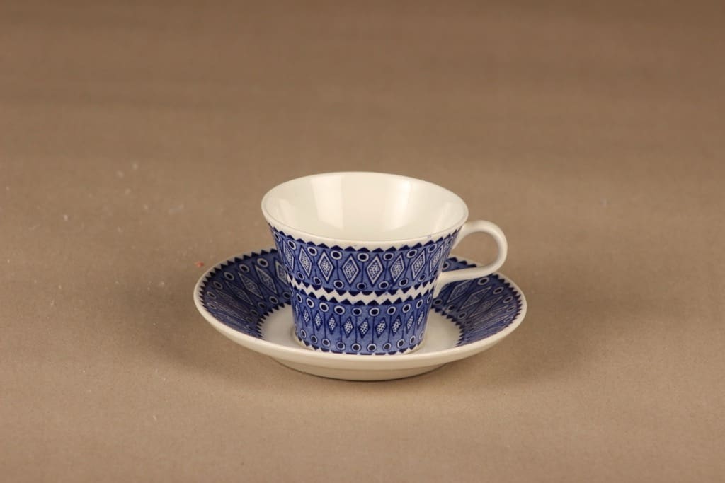 Arabia Lobelia kahvikuppi ja lautaset (2), sininen, suunnittelija Esteri Tomula, ornamentti kuva 2