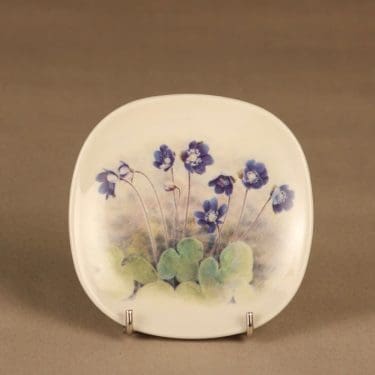 Arabia WWF seinälautanen, Sinivuokko, suunnittelija , Sinivuokko, kukka