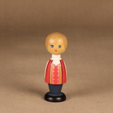 Kupittaan savi puunukke, kansallispuku suunnittelija Orvokki Laine