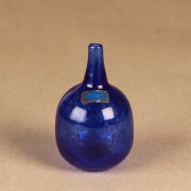 Nuutajärvi Mansikkapaikka koristepullo, signeerattu, suunnittelija Oiva Toikka, signeerattu,