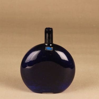 Nuutajärvi Mansikkapaikka koristepullo, signeerattu, suunnittelija Oiva Toikka, signeerattu