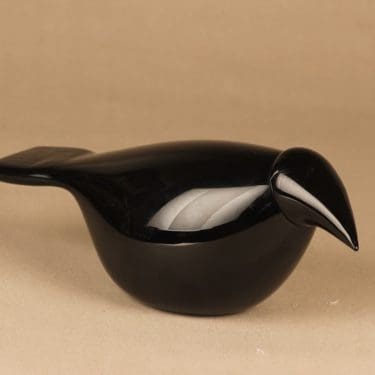 Nuutajärvi lintu , Korppi, suunnittelija Oiva Toikka, Korppi, signeerattu