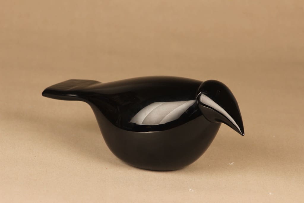 Nuutajärvi lintu , Korppi, suunnittelija Oiva Toikka, Korppi, signeerattu