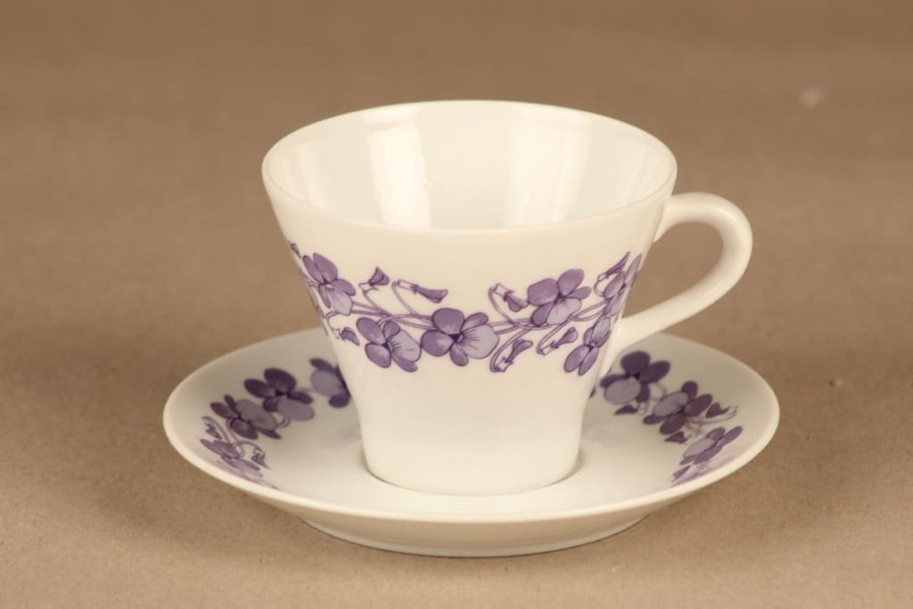 Arabia Viola kahvikuppi, violetti, suunnittelija Raija Uosikkinen, serikuva, kukka